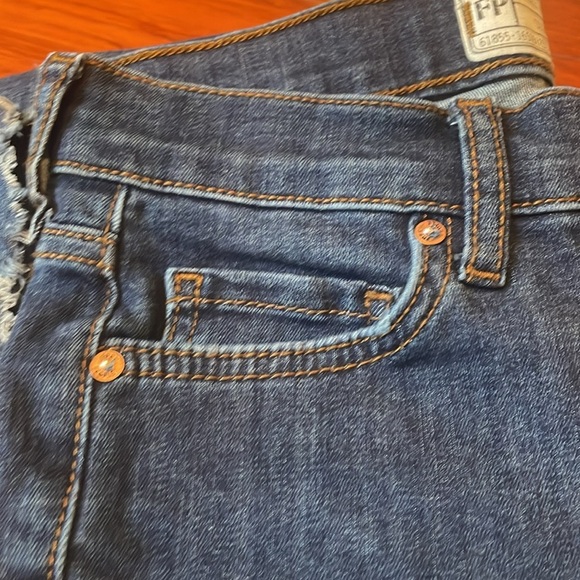 Free People size 25 "Busted Knees" Jeans - Picture 8 of 9